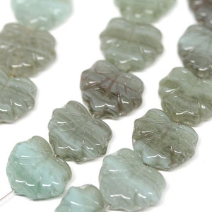 Blasse Blatt Perlen Hellgrün Grau Tschechisches Glas Ahornblätter Grün Mischfarbe gepresste Perlen - 11 x 13 mm - 10 Stück - 2151