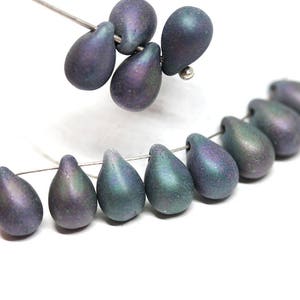6 x 9 mm, cuentas de vidrio checo en forma de gota de lluvia azul iris, color azul violeta mate, perforadas en la parte superior - 20 piezas - 1840