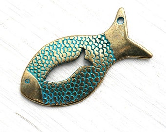 Colgante de pez de latón patinado: Charm de metal con pátina verde (40 mm)