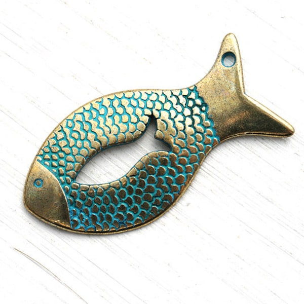 40mm Fisch Anhänger, Patiniertes Messing Metall gießen große Fischperle, grüner Patina Charm - 1Stk - F457