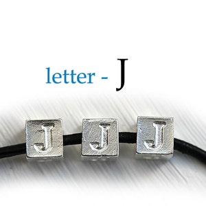 Letra J plateada - Cuentas del alfabeto, 7 mm, letras griegas de metal, cuentas cúbicas, para cordón de cuero, personalizadas, 3 piezas - F319