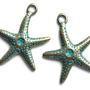 Brass SeaStar charm pendant, Starfish charm beads Green patina Greek Metal casting beads, nautical beach jewelry - 30mm - 2Pc - F476