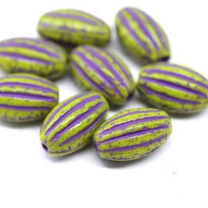 Peut inclure: Dix perles ovales vertes et violettes rayées. Les perles sont en bois et ont une finition brillante.