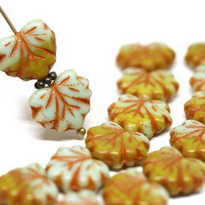 Ahornblatt Perlen Mintgrün Böhmische Glasblätter Grün Orange Blattperlen Herbstfarben Pressperlen - 11 x 13 mm - 10 Stück - 1929
