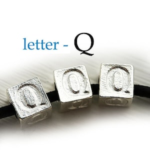 Cuentas con letras del alfabeto - Letra Q plateada - 7 mm, letras de metal, cuentas de cubo plateadas, para cordón de cuero, personalizadas, 3 piezas - F301
