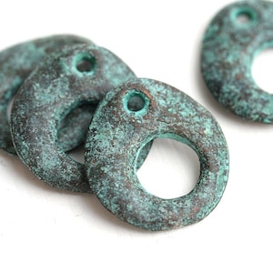 Ciondoli in rame a forma di cornflakes, perline di metallo greco fuso, grossolane, organiche, patina verde, foro da 2 mm - 4 pezzi - 2981