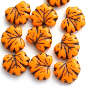 10 Stück orangefarbene Ahornblatt-Perlen, tschechische Glasblätter, gepresste Perlen, braune Inlays - 11 x 13 mm - 2364