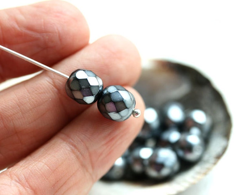 Perles gris acier de 8 mm, revêtement de fausses perles en verre tchèque argent foncé, perles rondes facettées polies au feu 15Pc 2902 image 2