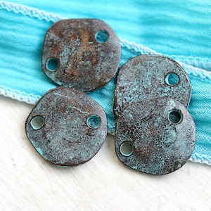 15mm Copper metal round connectors, green patina cornflake disk charms 4Pc - F065