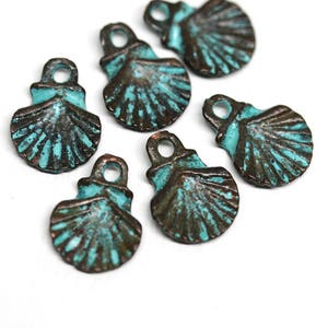 Ciondoli a forma di conchiglia di ostrica, piccole conchiglie di rame, perline di conchiglia con patina verde, fusione di metallo greco, creazione di gioielli da spiaggia 12 mm - 6 pezzi - F267