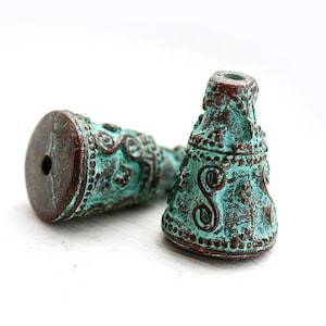 Contas de cone de pátina verde-claro: ornamento de metal grego (2 peças)