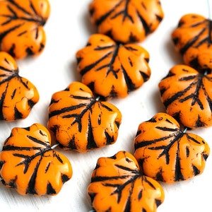 10 Stück orangefarbene Ahornblatt-Perlen, tschechische Glasblätter, gepresste Perlen, schwarze Inlays - 11 x 13 mm - 1455