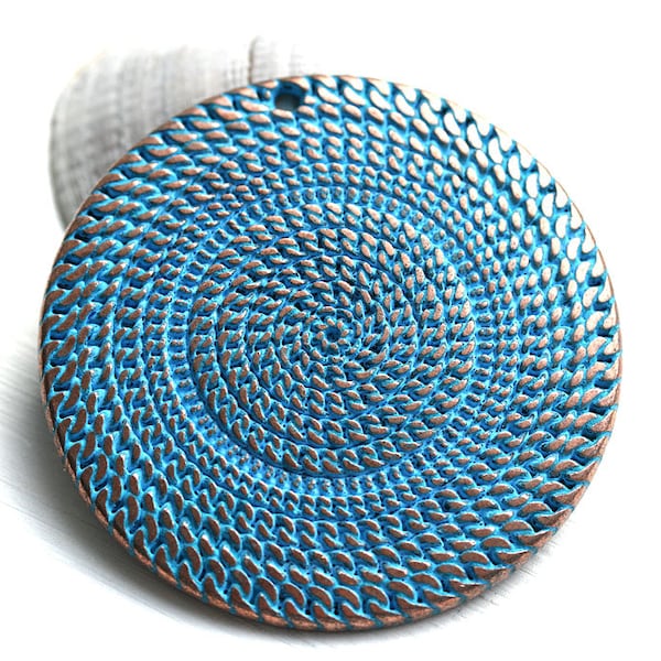 50mm Extra Large Heavy Round pendentif, Cercle, Disque, Patine bleue sur cuivre, Spirale, Coulée de métal grec - 1pc - F469