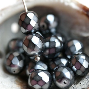 Perles gris acier de 8 mm, revêtement de fausses perles en verre tchèque argent foncé, perles rondes facettées polies au feu 15Pc 2902 image 1