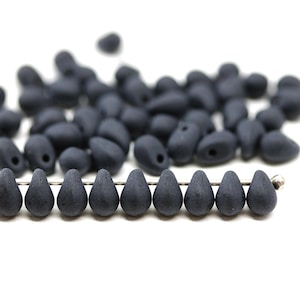 4 x 6 mm små svarta droppformade frostade tjeckiska glaspärlor 50 st