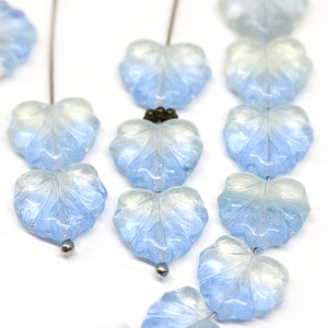15 Stück Hellblaue Ahornblatt-Perlen Hellblaue böhmische Glasblätter gepresste Perlen 11 x 13 mm - 3563