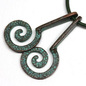 Patina Spirale Charme Paar Charme Patina Grün Patina Kupfer gehämmert Charme Griechische Metallguss Textilperlen 42 mm - 2Pc - F071