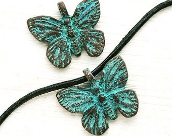 2Pc Verde pátina mariposa colgante cuentas Verdigris pátina Encantos mariposa de cobre cuentas griegas para cordón de cuero - F297