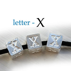 Cuentas con letras del alfabeto - Letra X plateada - 7 mm, cubos de plata fundidos en metal griego, para cordón de cuero, personalizadas, 3 piezas - F305