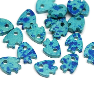 Ciondoli a forma di pesce azzurro, perline di ceramica a forma di pesce azzurro, perline di ceramica greca miste a forma di pesce piccolo blu per la creazione di gioielli nautici da spiaggia, 10 mm - 20 pezzi - 1365