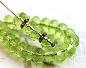 Cuentas redondas de cristal checo verde claro: talla gema, 4 x 7 mm (25 unidades)