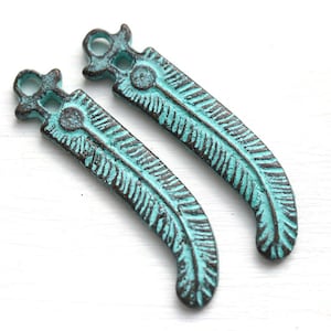 Double Sided Feather charms Green patina feather pendant bead Copper Metal Verdigris patina Native, Indian, Tribal - 2Pc - F639