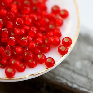 Contas de sementes TOHO vermelho rubi: tamanho 11/0, forradas a prata e foscas - 10g
