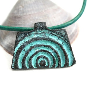 Halbspiral Anhänger, Rechteck Grünspan Patina Perle, Boho Charm griechisch Metallguss - 1 Stück - F518