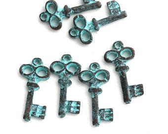 Green patina copper Skeleton key charms Small key bead Greek metal casting Verdigris patina 17mm - 6Pc - F152