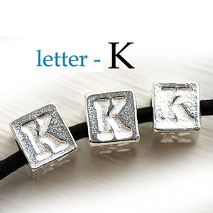 Cuentas con letras del alfabeto - Letra K plateada - 7 mm, letras de metal, cuentas cúbicas, para cordón de cuero, personalizadas, 3 piezas - F300