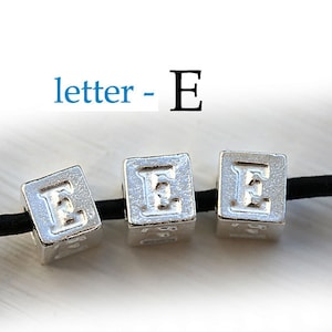 Letra E plateada - Cuentas del alfabeto, 7 mm, fundición de metal griego, cuentas cúbicas, para cordón de cuero, personalizadas, 3 piezas - F309