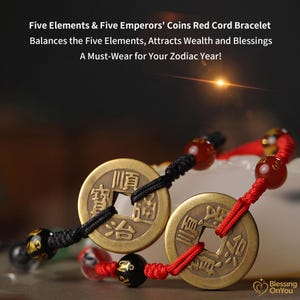 Op de afbeelding: Een rood koordarmband met twee bronzen munten met Chinese karakters. De armband bevat ook zwarte en rode kralen. De tekst op de afbeelding luidt: "Five Elements & Five Emperors' Coins Red Cord Bracelet".