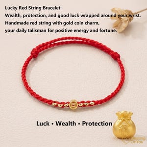 Puede incluir: Una pulsera de hilo rojo con un dije central de moneda dorada y pequeñas cuentas doradas. El texto en la imagen dice: Lucky Red String Bracelet, Wealth, protection, and good luck wrapped around your wrist, Luck • Wealth • Protection.