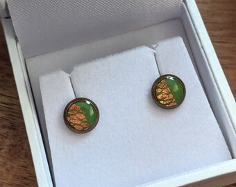 Sage green and rose gold stud earrings / Hypoallergenic antique gold settings / Vintage style cottagecore fashion / Green witch jewellery