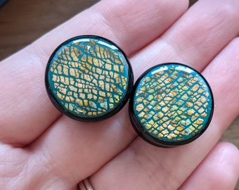 18mm dark green dragon scale ear plugs / Double flare/saddle acrylic gauges with unique clay and resin design / Scottish plugs and tunnels