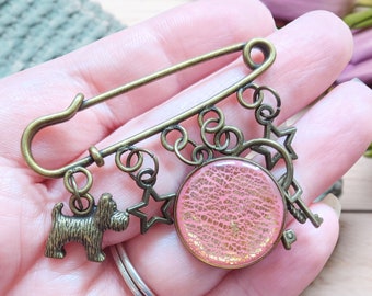 Bronze brooch with unique pink & gold charm / Sturdy hypoallergenic pin featuring Scotty dog, stars and keys charms / Made in Scotland