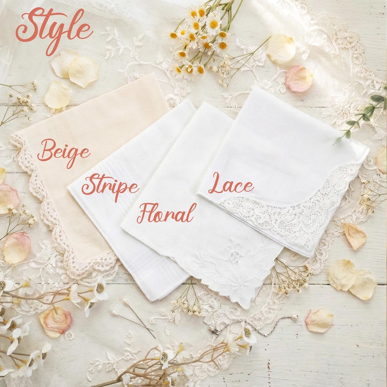 Peut inclure: Une collection de mouchoirs de diff&eacute;rentes formes : beige avec bordure en dentelle, blanc &agrave; rayures, blanc avec broderie florale et blanc avec bordure en dentelle. Le mot "Style" est &eacute;crit en script.