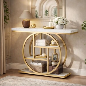 Op de afbeelding: Een handgemaakt houten bord met de tekst "Welcome to our home" in een handgeschreven stijl. Het bord is wit geschilderd met een verweerde afwerking en een donkerbruine rand. Een klein, decoratief hart is bevestigd aan de onderkant.