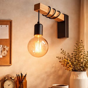 Puede incluir: Una moderna lámpara de pared con una bombilla grande, redonda e iluminada. La lámpara presenta una viga de madera, detalles metálicos negros y una base cilíndrica negra. La luz cálida ilumina el área circundante.