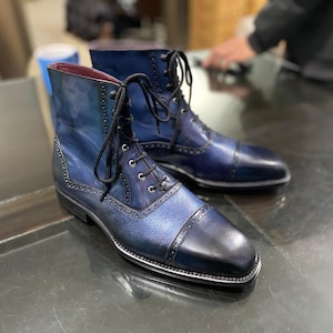 Stivaletti da uomo in pelle blu fatti a mano, stivali eleganti stringati da ufficio da uomo