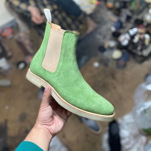 Stivali Chelsea da uomo fatti a mano con suola in crepe verde, stivali eleganti alla caviglia in pelle scamosciata da uomo