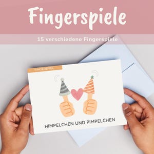 Könnte beinhalten: Eine Karte mit dem Text "Fingerspiele" und "15 verschiedene Fingerspiele" wird von zwei Händen gehalten. Die Karte zeigt Illustrationen von zwei Fingern mit Partyhüten und einem rosa Herzen. Der Text "HIMPELCHEN UND PIMPELCHEN" steht unten.