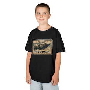 Könnte beinhalten: Ein schwarzes Kurzarm-T-Shirt mit einem rechteckigen Grafikdruck eines Luftschiffs im Vintage-Stil. Das Design enthält den Text PRYDWEN in fetten Buchstaben sowie ein Zahnrad-Emblem vor einem Hintergrund mit bewölktem Himmel.