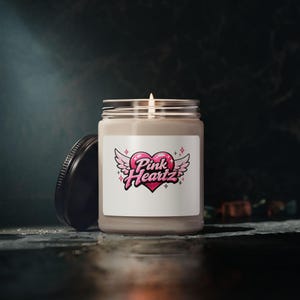 Pink HeartZ Wings-geurkaars, 9oz | roze hartlogo