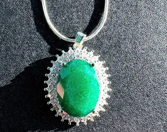 Colgante ovalado de esmeralda verde con halo de zafiro blanco y collar de plata de ley. Caja de regalo incluida.