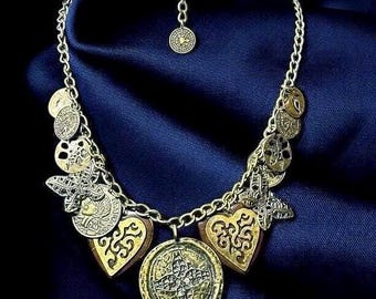 Collar con dije ajustable Steampunk de latón, estilo retro vintage con múltiples corazones, mariposas y monedas, tallas 18-22 (caja de regalo incluida)