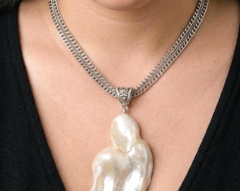 Collar con colgante de plata 925 con perlas de agua dulce auténticas de 38 x 20 mm, diseño artístico y cadena de acero inoxidable resistente al deslustre de 20 a 22 pulgadas.