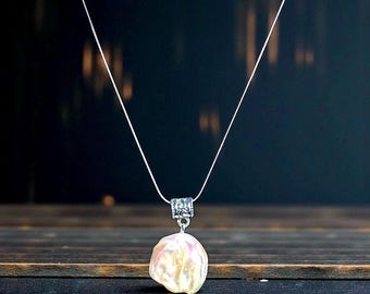 Collar con colgante de perla Keshi blanca de 20 mm, sin níquel, cadena ajustable de 50-55 cm.