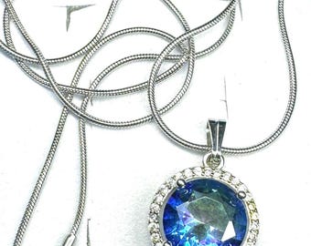 Collar con colgante de halo de topacio místico en plata 925 y detalle de zafiro blanco