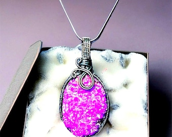 Colgante de lágrima de cuarzo druzy morado – Collar envuelto en alambre de cobre – Caja de regalo incluida